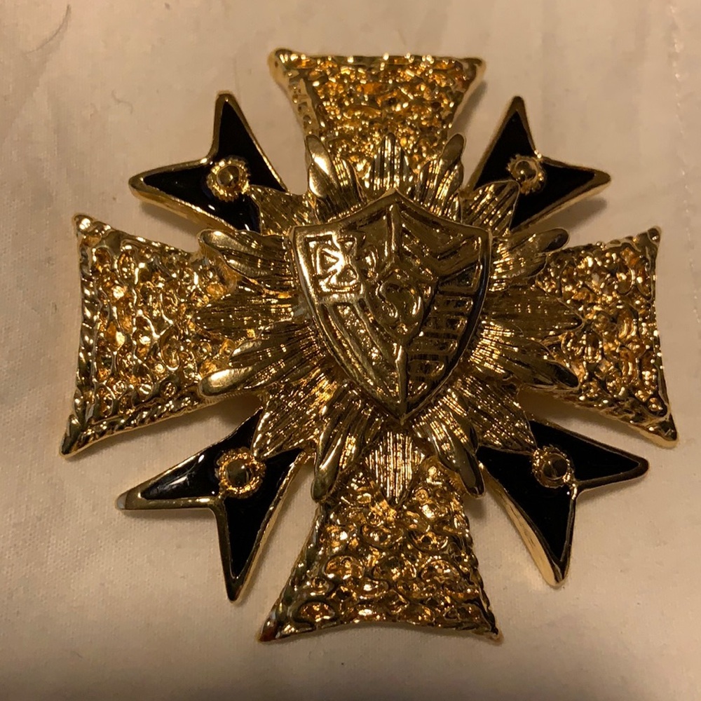 ST JOHN GOLD & BLACK ENAMEL MALTESE CROSS BROOCH MINT VINTAGE